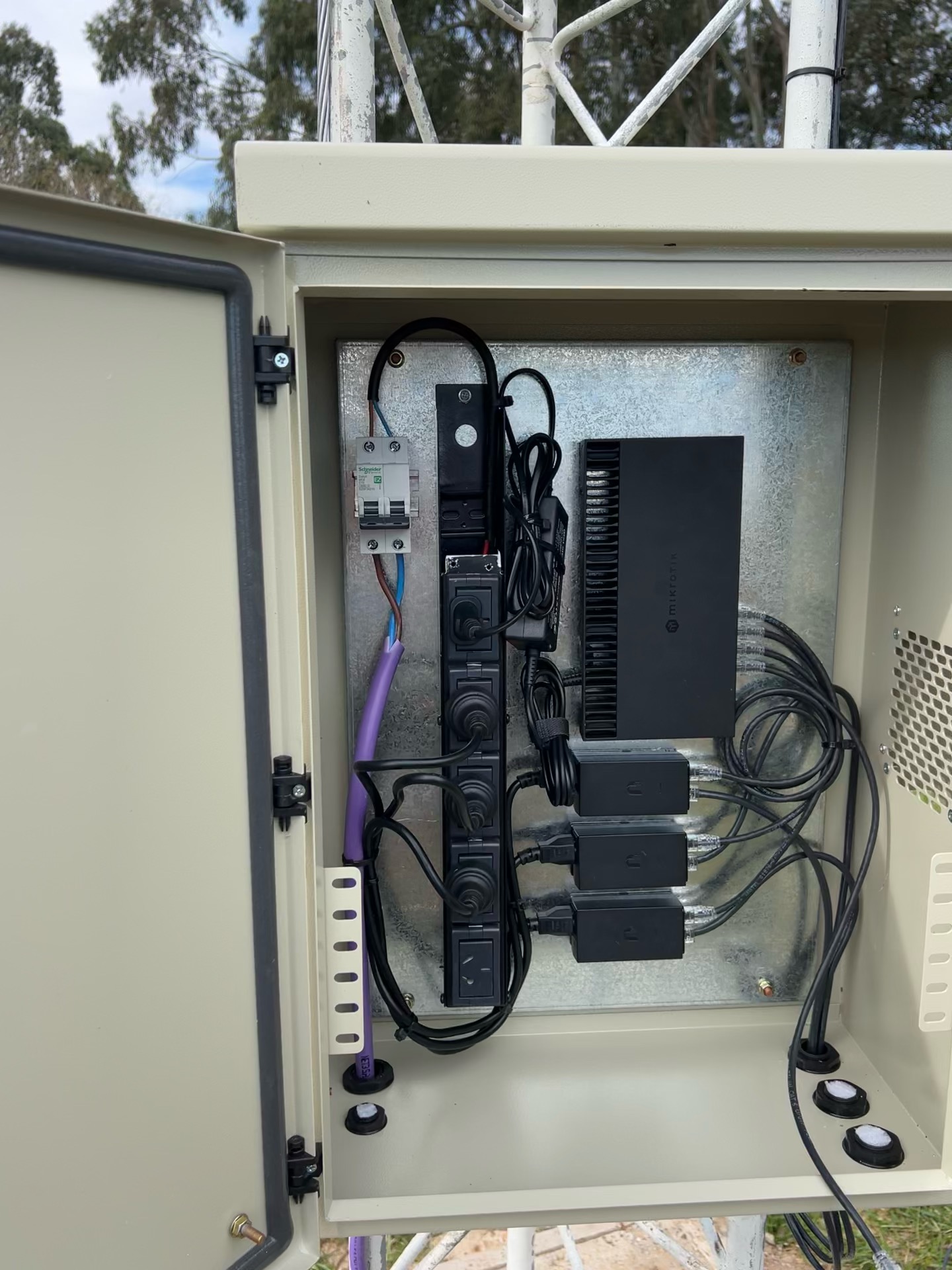 Gabinete estanco con equipamiento MikroTik montado en torre