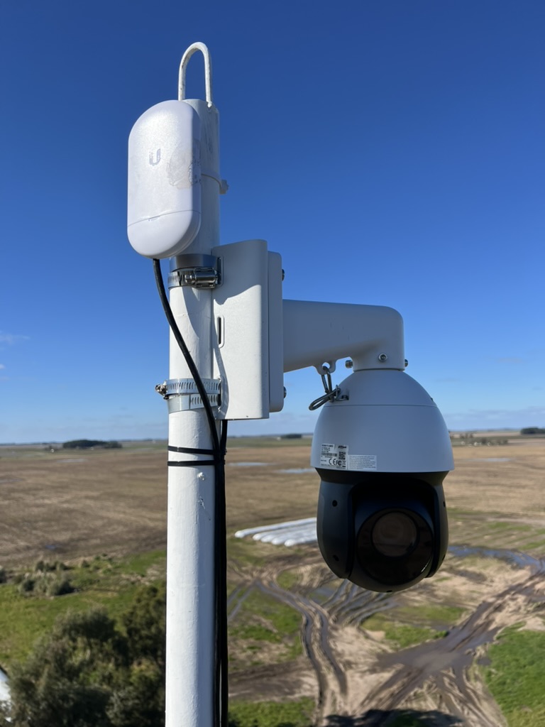 Nodo con cámara PTZ y antena Ubiquiti montado sobre una noria en San Miguel del Monte