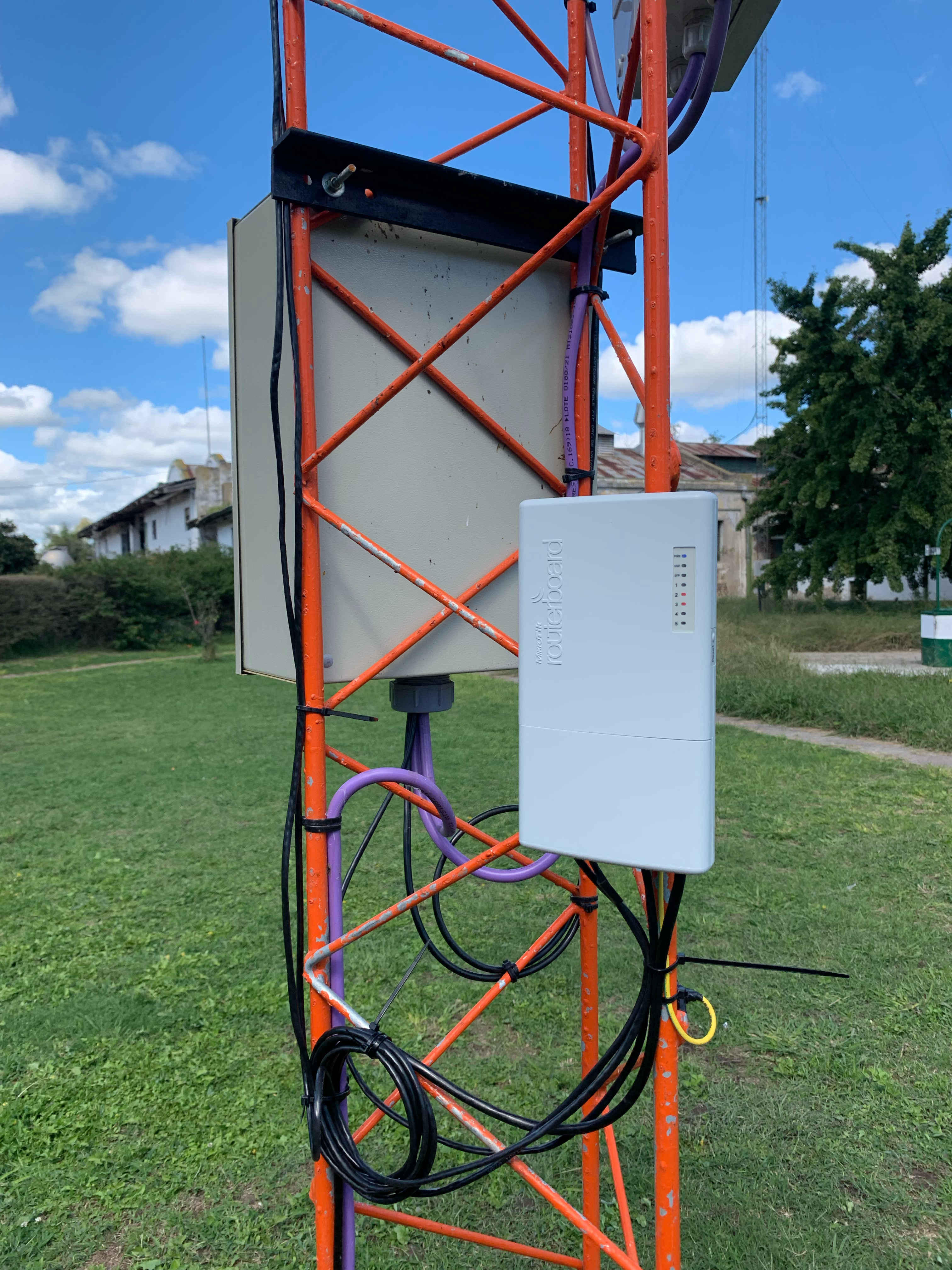 Nodo de red en torre con gabinete estanco y RouterBoard MikroTik